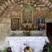 L'altare con dietro la nicchia contenente la statua di san Michele
